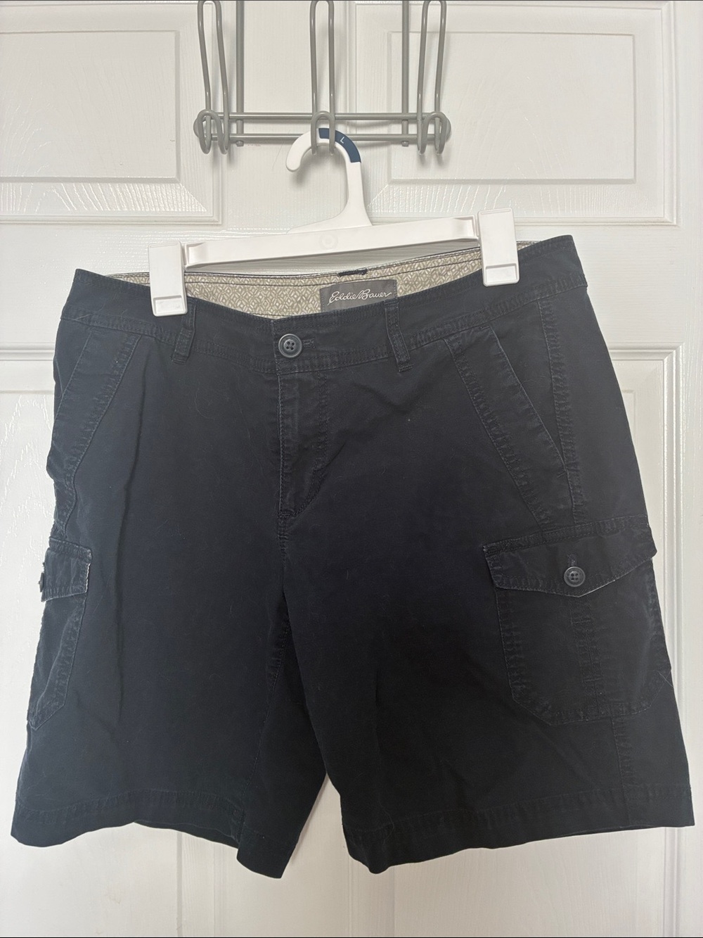 Eddie Bauer Black Menโs Cargo Shorts with Flap Pockets